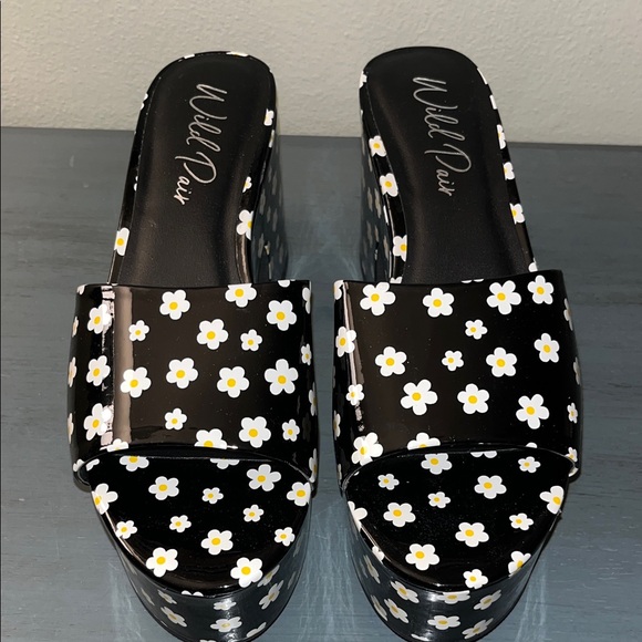Wild Pair Womens Melborne Black w White Daisy Patent Platform Sandals Black 9 M - Picture 3 of 14